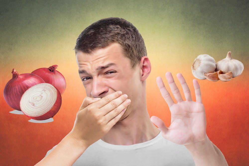 رفع بوی بد سیر و پیاز با روشهای طبیعی مانند لیمو، جعفری، نعناع و دارچین روی میز چوبی