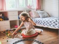 تمیز کردن خانه توسط کودک و جمع کردن اسباب بازی